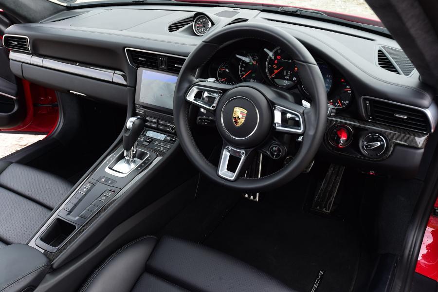 Интерьер Porsche 911 Turbo S Coupe 2016 года  (UK) (фото 6 из 29)